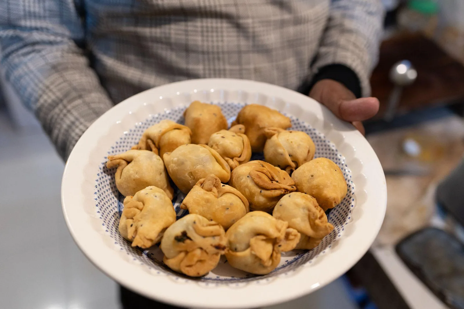 A dish of freshly fried shingara
